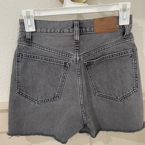 Madewell 90’s Straight Gray Denim High-Waisted Shorts Asymmetric Criss Cross Zip - Picture 4 of 7